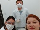 Alunos do o ano de Medicina Veterinária, Luís Guilherme R. Lang, Beatriz J. Terribile e Camila Barbosa, realizando estágio na Clínica de Aves Ornamentais, durante o 65o Campeonato Brasileiro de Ornitologia, promovido pela FOB.