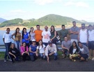Alunos de Biologia da FESB e da escola Othília; ao fundo a represa Jacareí, Vargem/SP.